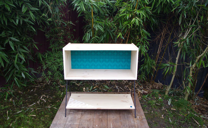 meuble-bibliotheque-hifi-téle-vintage-design-peint-bois-massif-made-in-France-fabrication-française-pied-acier-artisan-Normand-papier-peint-1