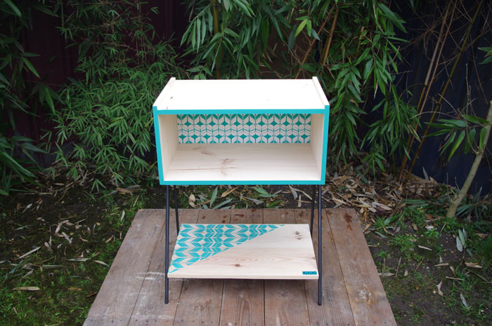 petit-meuble-bibliotheque-hifi-téle-vintage-design-peint-bois-massif-made-in-France-fabrication-française-pied-acier-artisan-Normand-papier-peint-1P6044