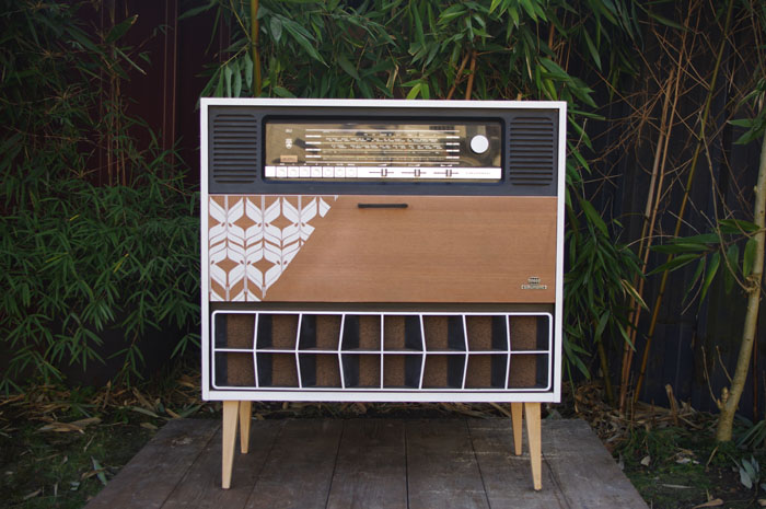 meuble-vintage-Grunding-audioprisma-hifi-radio-platine-disque-vinyle-blanc-papier-peint-bois-1